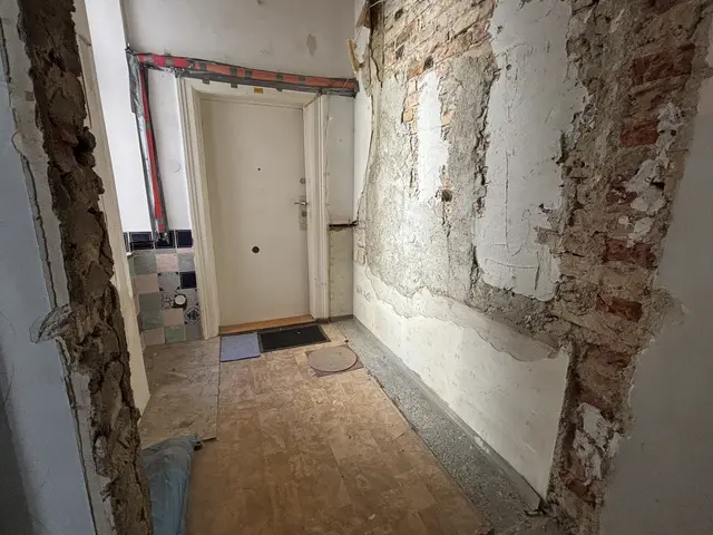 Vier Wohnungen bestehen noch. Das restliche Haus ist seit Monaten eine brachliegende Baustelle. | Foto: Nathanael Peterlini/MeinBezirk