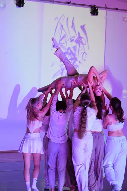 Performance beim Opening. | Foto: Eva Schinwald