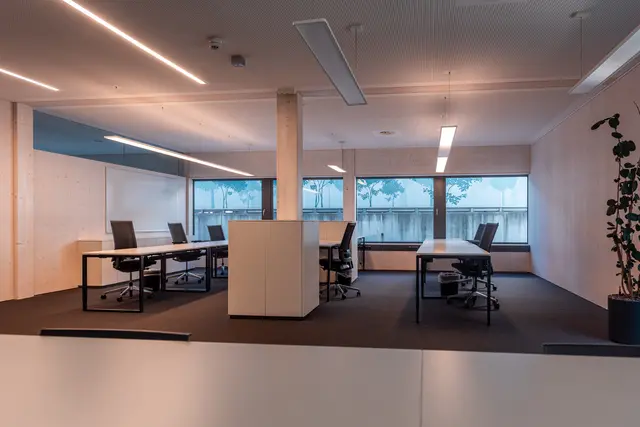 Auch beim Digitaldruckmaschinenhersteller Durst hält Coworking Einzug. GF Wolfgang Knotz lässt einen neuen Raum mit zunächst zehn Arbeitsplätzen einrichten.  | Foto: INNOS