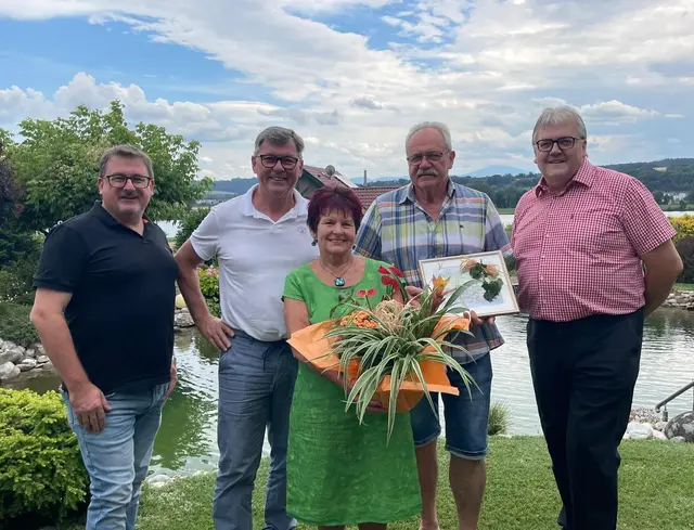 GGR Christian Hausenbichl, Bürgermeister Peter Grafeneder, Anna und Karl Steininger sowie GGR Manfred Mitmasser. | Foto: Gemeinde Marbach