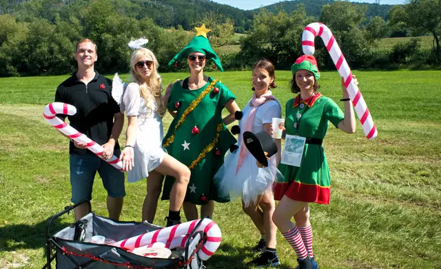 Jingle Bells bei mehr als 30 Krügerl im Schatten: Paul, Tamara, Daniela, Julia und Andrea