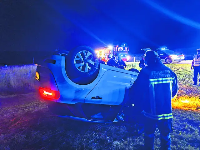 Ein Auto steht Kopf am Donnerstagabend. | Foto: FF Seisenegg