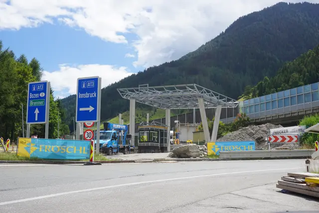 Derzeit wird die Mautstelle Matrei umgebaut, die Mauthäuschen werden orange – auch in Schönberg sollen orangefarbene Mauthäuschen kommen. | Foto: Martina Obertimpfler