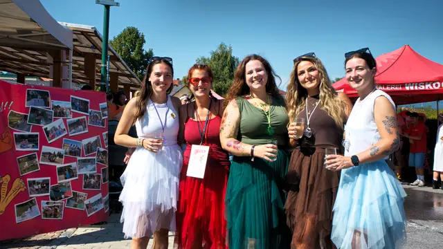 5 Element: Jessica, Nina, Claudia, Zoe und Julia