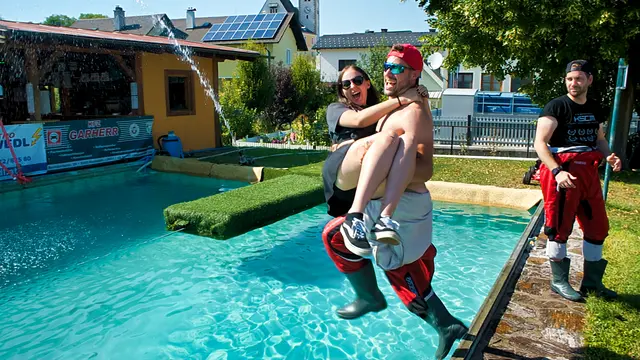 Nina geht, nicht ganz freiwillig, baden