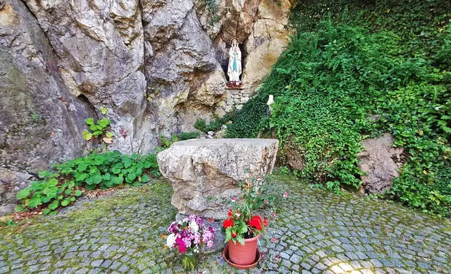 ... davor der aus dem gleichen Fels gefertigte Altar. | Foto: © Silvia Plischek
