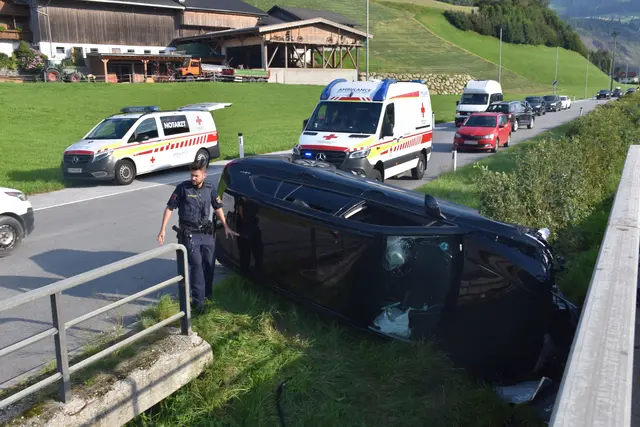 In Rohrbach verriss eine Pkw-Lenkerin das Fahrzeug und überschlug sich. | Foto: zoom.tirol