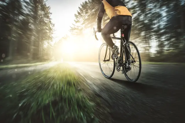 Der Rennradfahrer fuhr einem Pkw hinten auf. (Symbolfoto) | Foto: stock.adobe.com/at/m.mphoto 