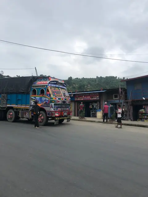 Typisch in Nepal: bunt geschmückte Lastwägen.