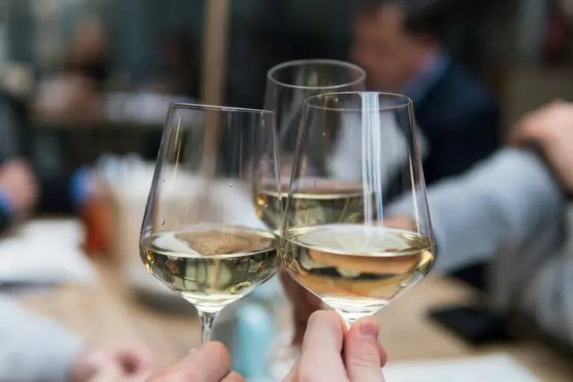 Zuvor war er bis 20 Uhr im Dienst, seit 15 Uhr feierte ein anderer Kollege seinen letzten Arbeitstag und, wie das so üblich ist bei Abschieden an der Arbeit, wurde angestoßen – auch mit viel Weißwein. (Symbolfoto) | Foto: Matthieu Joannon/Unsplash