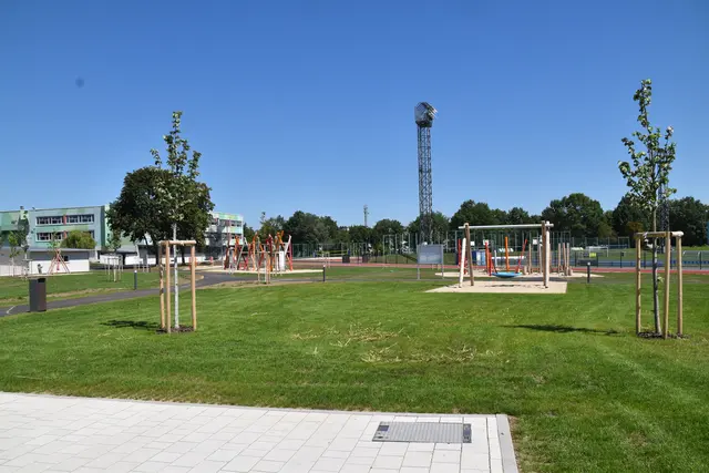 Im Außenbereich gibt es eine großzügige Spiel-, Freizeit- und Sportarena für die benachbarten Schulen. | Foto: Michael Strini