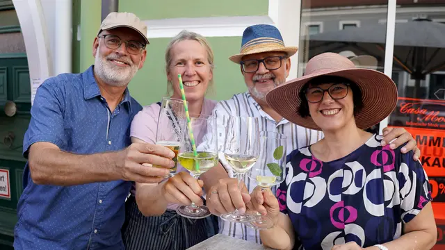 So wie diese gemütliche Runde gab es viele, die bei einem kühlen Getränk das Zwettler Sommernachtsfest genossen. | Foto: Franz Fichtinger