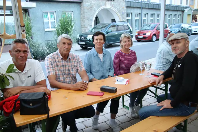 Der Güssinger Bürgermeister Vinzenz Knor (2. von links) saß gemeinsam am Tisch mit seinem Heiligenbrunner Kollegen Johann Trinkl (rechts). | Foto: Martin Wurglits
