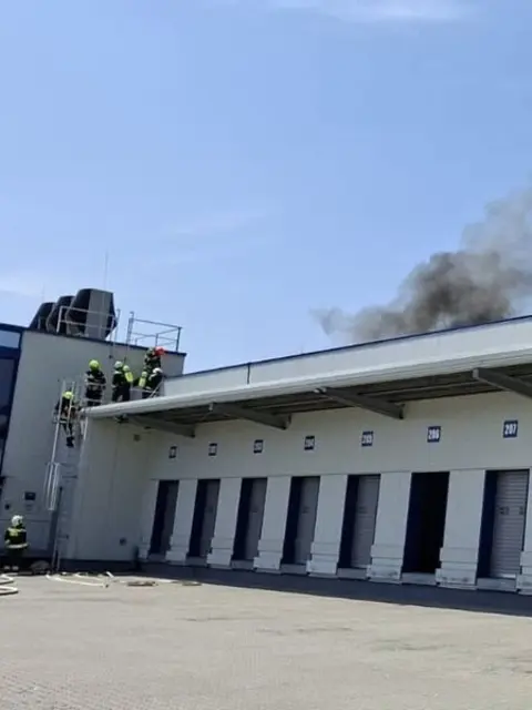 Wegen starker Rauchentwicklung auf einem Dach wurde die Feuerwehr alarmiert. | Foto: Bezirkspresseteam BFKDO Wiener Neustadt, FF Sollenau, FF Steinabrückl
