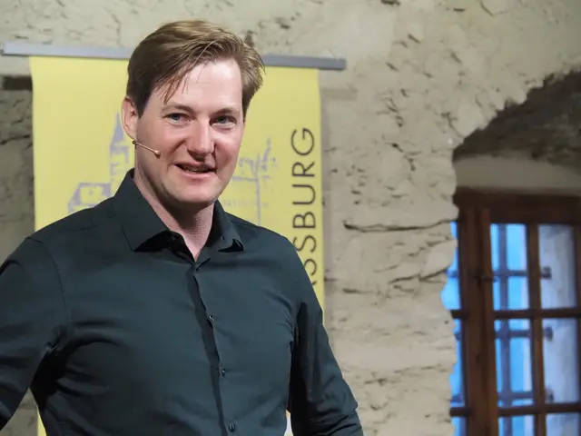 Der Grazer Kabarettist Michael Großschädl begeisterte auf Schloss Straßburg | Foto: Peter Pugganig