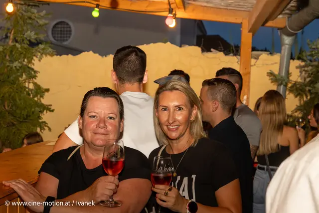 Daniela Karrer und Marion Mlakar überzeugen sich von den angebotenen Weinköstlichkeiten. | Foto: www.cine-motion.at / Ivanek