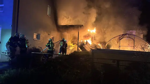 Der Löschangriff brachte das Feuer schnell unter Kontrolle. Größere Schäden am Hauptgebäude konnten verhindert werden.  | Foto: Freiwillige Feuerwehr Krumpendorf