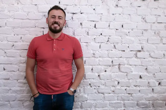 "Wir verstehen uns als Café, bieten unseren Gästen aber auch eine reichhaltige Speisekarte mit allerlei Köstlichkeiten", so Geschäftsführer Pal. | Foto: Wolfgang Unger