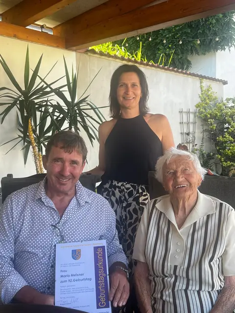 Bürgermeister Franz Wachter gratulierte Maria Meixner zum 92. Geburtstag. | Foto: Gemeinde Deutsch Schützen-Eisenberg