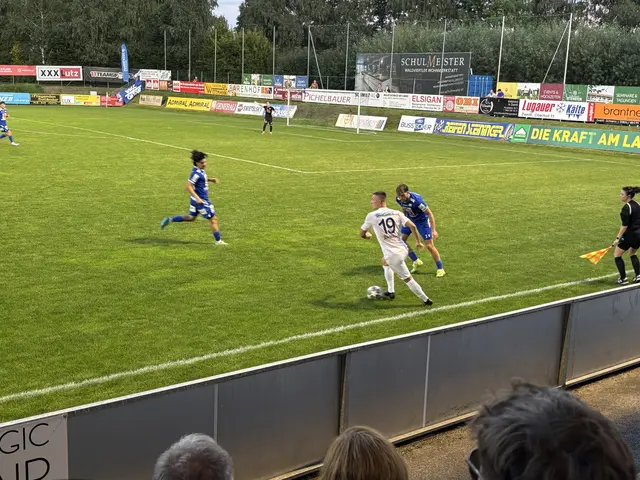 Der Zwettler Marek Szotkowski (Rückennummer 19) musste in der 35. Minute mit Gelb-Rot vom Platz. | Foto: Bernhard Schabauer