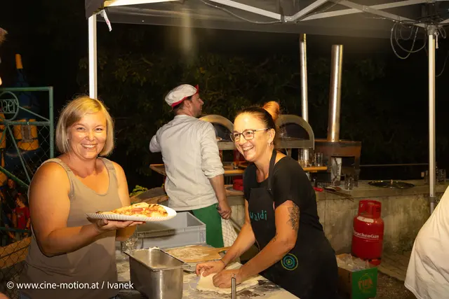 Barbara nimmt mit Wohlgenuß ihre Pizza in Empfang. | Foto: www.cine-motion.at / Ivanek