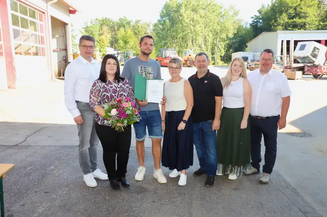 Christa Dorn, Silvia Windhaber und Heinz Wurzinger im Kreis der Gratulanten, an der Spitze Firmenchef Helmut Dorn. | Foto: Alfred Mayer