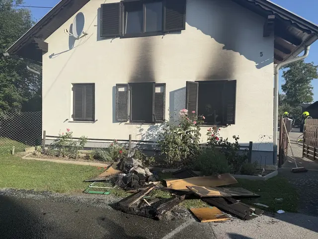 Der Zimmerbrand brach in den Morgenstunden in einem Einfamilienhaus aus. | Foto: Bezirksfeuerwehrkommando Güssing