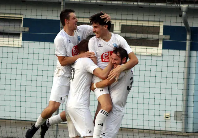 Florian Hoppl, Manuel Trost und Thomas Schnittler jubeln mit Kindbergs-Neuzugang Jonas Mandl (Nr. 14). | Foto: Tom Dormann