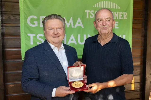 Bürgermeister Michael Ludwig überreichte Herbert Prohaska (r.) den "goldenen Meisterteller". | Foto: René Brunhölzl