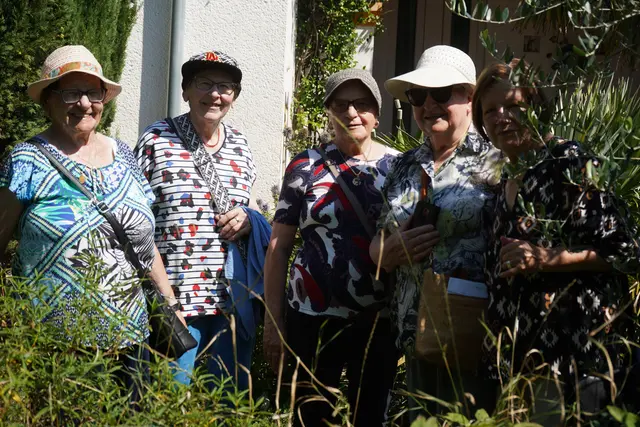 Die interessierten Gartenfreundinnen aus Wallern besuchten bei Pamhagen den Garten der Zukunft | Foto: Andrea Glatzer