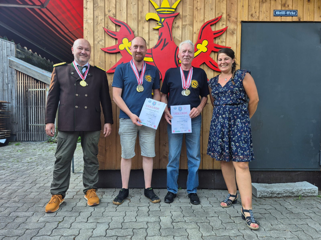 V.l.n.r.:
Peter Schinnerl (Landessportleiter FFWGK)
Matthias Schneider und Johann Schneider
(beide SG Brixlegg) | Foto: TLSB