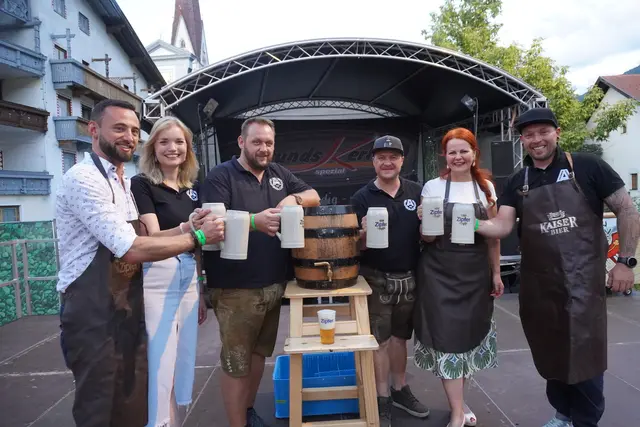 Das 40. Jubiläum des Axamer Dorffestes begann mit einem feierlichen Bieranstich bei bestem Wetter.  | Foto: Alicia Martin Gomez