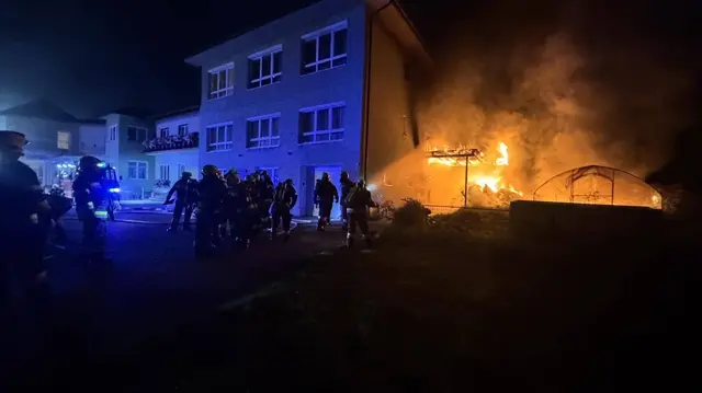 Ein Anbau eines Gasthofes befand sich in Vollbrand. | Foto: Freiwillige Feuerwehr Krumpendorf