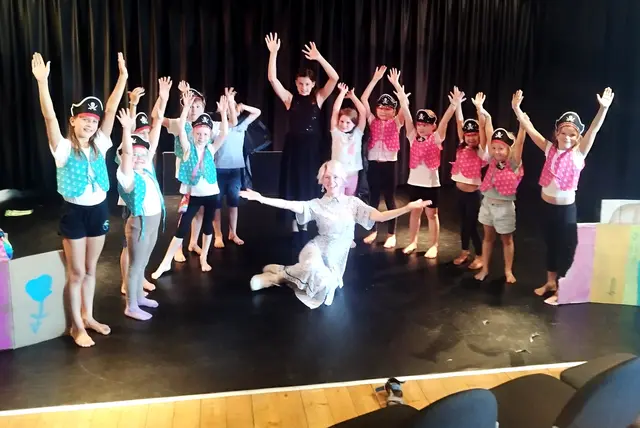Eine umwerfende Theaterproduktion des Eltern-/Kind-Zentrums Stainz mit Pädagogin SingSangSonja (sitzend) | Foto: Ekiz