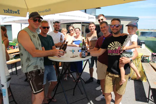 Prost! Ein kühles Bier gehörte einfach dazu. | Foto: Petra Pollak