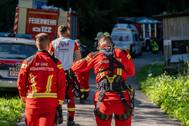 Nachdem die Feuerwehr Gramastetten den Mann geborgen hatte, konnte der Notarzt gegen 17:15 Uhr nur noch den Tod feststellen. | Foto: Team Fotokerschi / Martin Scharinger