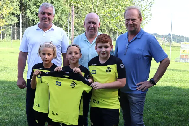 Bürgermeister Karl Bohnstingl, Johannes Kofler (Porr) und Hannes Fabian (Descon), der Spielerrat und die neuen Dressen | Foto: Gerhard Langmann