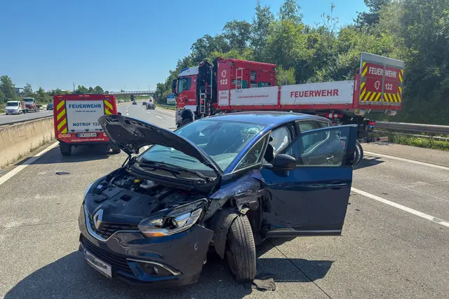 Die Insassen der beteiligten Fahrzeuge wurden unmittelbar nach dem Unfall vom Roten Kreuz St. Valentin erstversorgt.  | Foto: Team Fotokerschi/Werner Kerschbaummayr