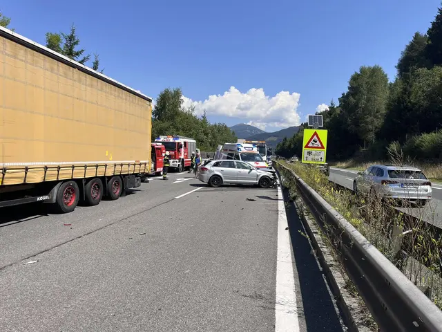Drei Pkw und ein Lkw sind am Unfall beteiligt. | Foto: Freiwillige Feuerwehr Gmünd in Kärnten  