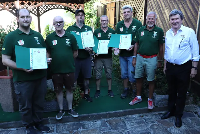 Tobias Temmel, Sportreferent Willi Winkler, Joachim Winkler, Alois Schober, Johann Zapfl, Stv. Siegfried Schattinger und Obmann Franz Hopfgartner (v.l.)