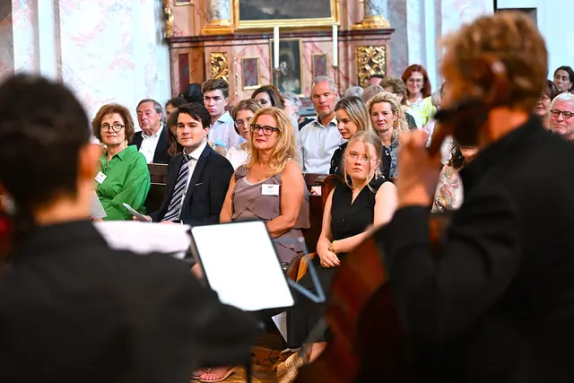 Präsidentin Christine Wolf (rechts) und Vizepräsident Georg Rumpold genossen in der ausverkauften Stiftskirche mit einem interessierten Konzertpublikum. | Foto: Josef Bodner