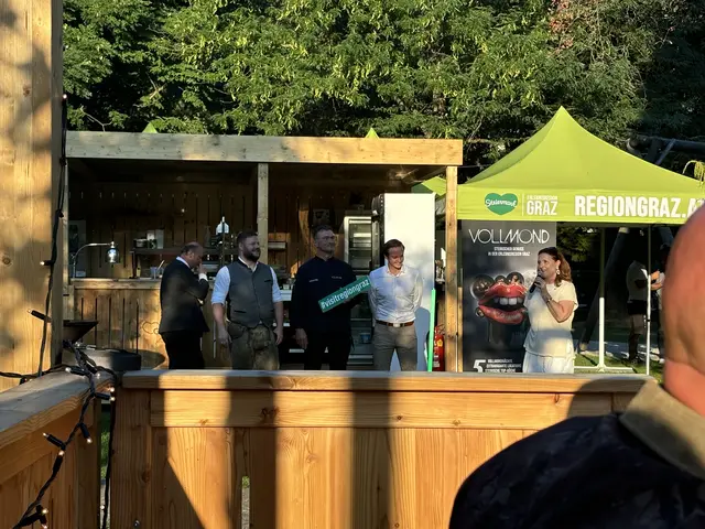 Susanne Haubenhofer bei ihrer Ansprache mit Bürgermeister Johannes Wagner (r.) und Reinhard Rois (2. v. l.). | Foto: MeinBezirk / Nico Deutscher