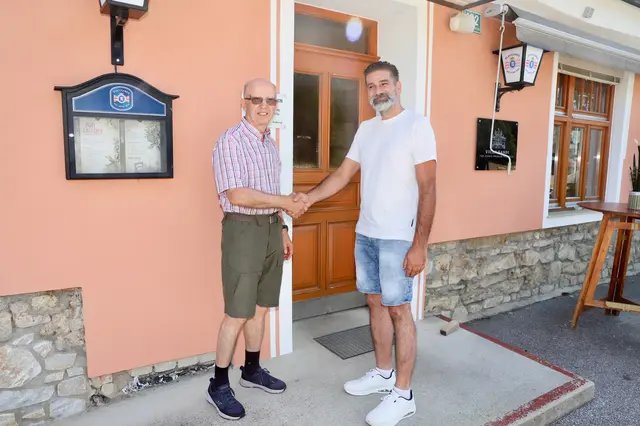 Hausherr Karl Zettl hieß den neuen Eggendorfwirt-Pächter Christos Kosmas herzlich willkommen. | Foto: Alfred Mayer