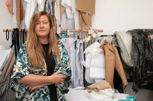 Cindy Fodor in ihrem Atelier im Reallabor Fassfabrik in Liesing.  | Foto: Wolfgang Unger