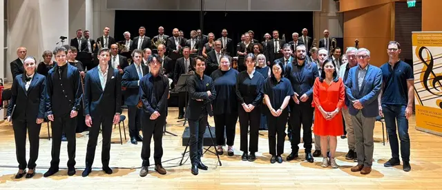 Foto: Fotos: Das Orchester mit den TeilnehmerInnen, Die ausgezeichneten DirigentInnen, einer der jungen Dirigenten, Generalsekretärin Prof. Aki Keul