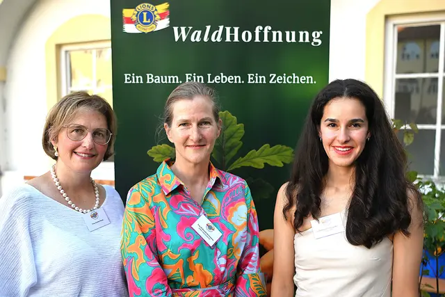 Andrea Stangl, zweite Vizepräsidentin Annette Hochsteiner und Schatzmeisterin Rosa Maria Ronay-Matschnig  | Foto: Josef Bodner