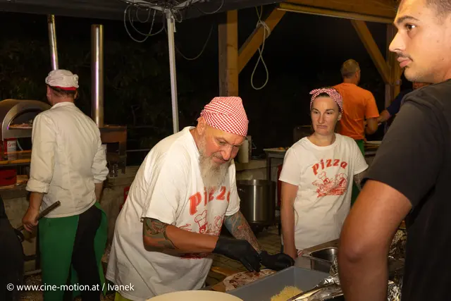 Pizzenteam  ist gleich Spitzenteam. | Foto: www.cine-motion.at / Ivanek
