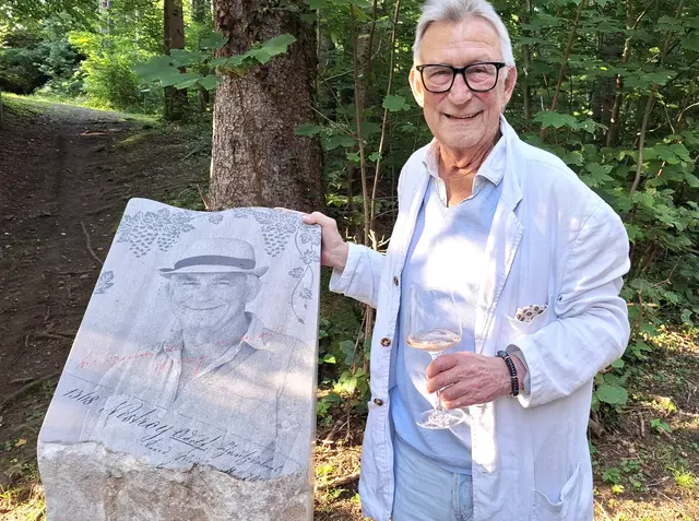 Heinz Marecek mit seiner Stele | Foto: Josef Wind