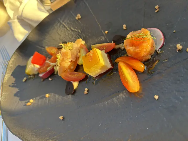 Schon der erste Gang – Saibling und Paradeis im Duett mit Mousse, Kaviar und Liebstöckl – machte klar, dass hier jedes Detail liebevoll bedacht war. | Foto: MeinBezirk / Nico Deutscher