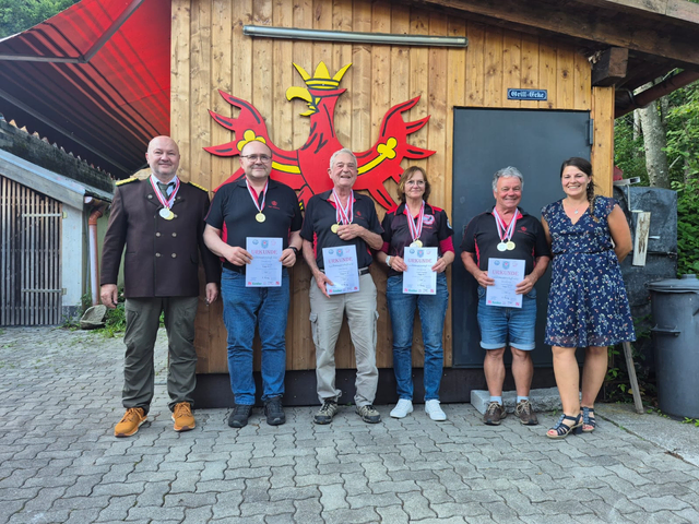 V.l.n.r.: Peter Schinnerl (Landessportleiter FFWGK)
Josef Achorner jun.
Adam Lennert
Margarethe Fuchs
Heinz Stecher
(alle SG Hopfgarten) | Foto: TLSB